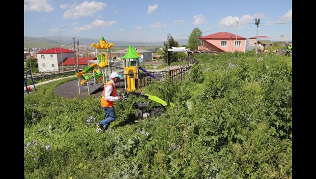 Ardahan Belediyesi'nden park ve bahçelerde bakım çalışması