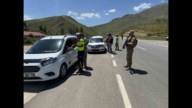 Hakkâri'de yol uygulaması, 5 sürücüye ceza