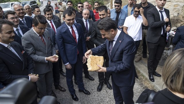 Tunceli Valisi Aygöl, Anafatma Ziyaretgahı'nda lokma dağıttı