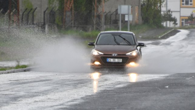 Kars'ta sağanak ve dolu etkili oldu