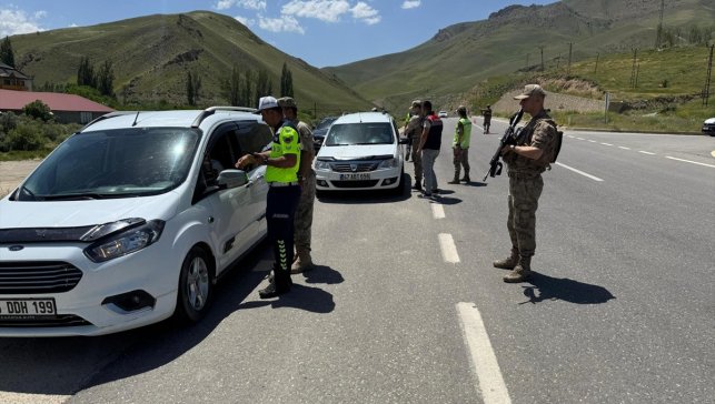 Hakkari'de jandarma ekipleri trafik denetimi yaptı
