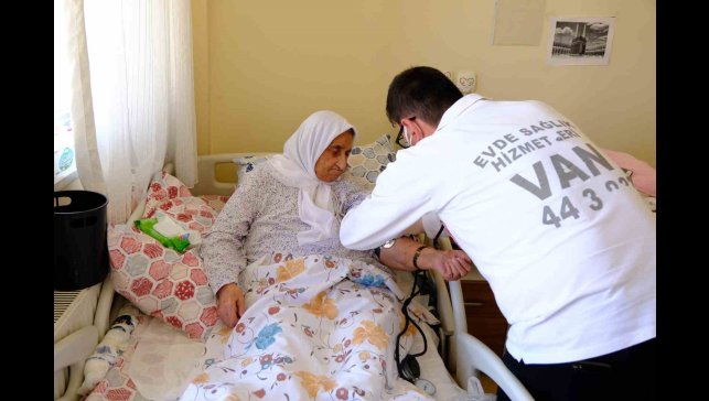 Van'da bayram öncesi huzurevi sakinlerine sağlık hizmeti
