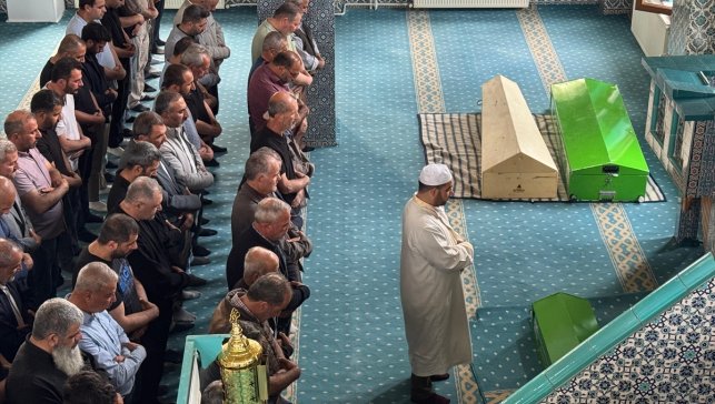 Otomobilin dereye yuvarlandığı kazada ölen baba, anne ve çocuğu Van'da defnedildi