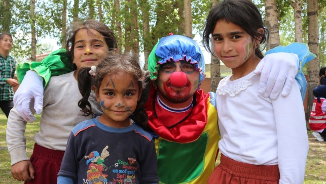 Ağrı'da Kızılay gönüllüleri saç bakımını yaptıkları köy çocuklarını oyunlarla eğlendirdi