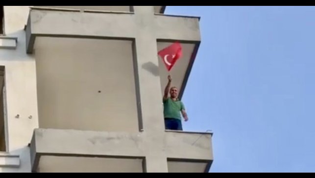 Hasarlı bina yıkımında iş makinesi operatörünün Türk bayrağı hassasiyeti