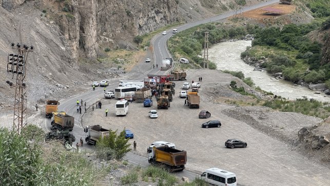 Hakkari'de midibüsün devrilmesi sonucu 12 asker yaralandı