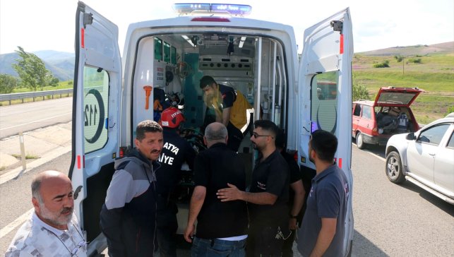 Malatya'da şarampole devrilen otomobildeki 2 kişi yaralandı