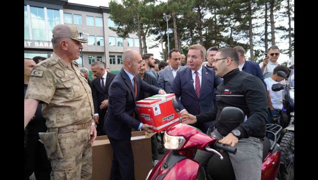 Erzincan'da kasksız motosiklet sürücülerine ücretsiz kask dağıtıldı