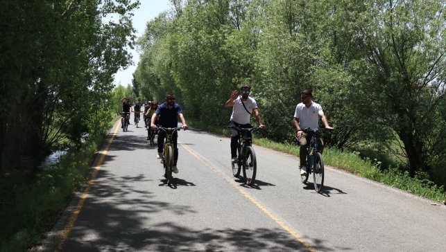 Ağrı'da Yeşilay gönüllüleri doğal güzellikleri pedal çevirerek keşfediyor