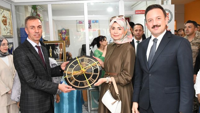 Malazgirt'te kadınların hazırladığı el emeği ürünler sergilendi