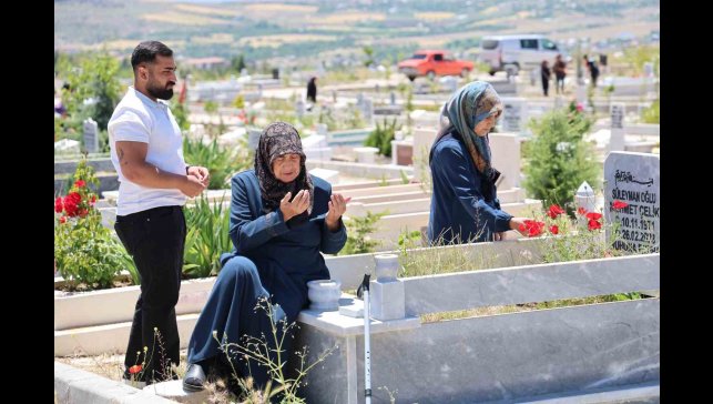 Elazığ mezarlıklarında yoğunluk