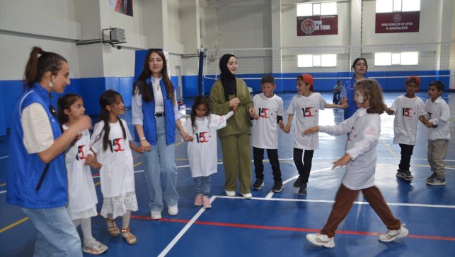 Muş'ta üniversiteli gençlerden çocuklar için etkinlik