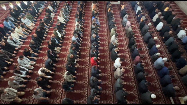 Yüksekova'da bayram namazında vatandaşlar camileri doldurdu