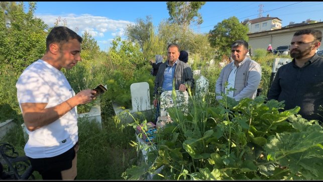 Yüksekova'da vatandaşlar bayram namazı sonrası mezarlıklara akın etti