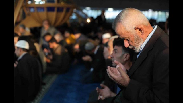 Erzincan'da vatandaşlar bayram namazı için camilere akın etti