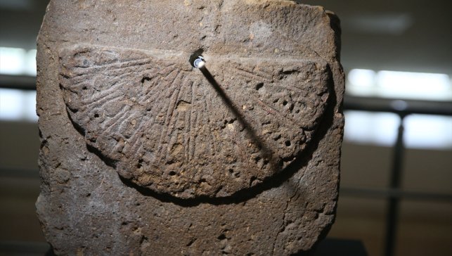 Ani'deki kazılarda bulunan yaklaşık 1000 yıllık güneş saati görücüye çıktı