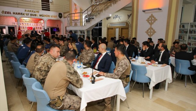 Hakkari Valisi Çelik, güvenlik güçleriyle bayramlaştı