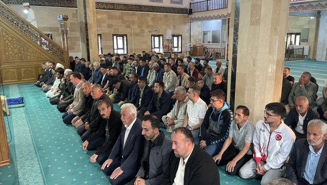 Malazgirt'te vatandaşlar bayram namazı için camilerde yoğunluk oluşturdu
