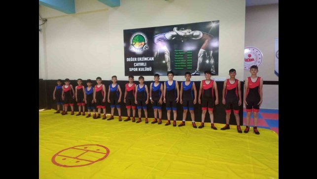 Değer Erzincan Çayırlı Spor Kulübü'nün güreşçileri istedikleri forma ve spor ayakkabılarına kavuştu