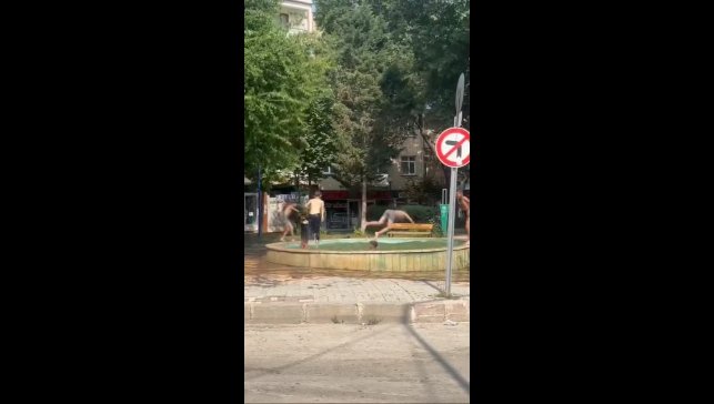 Elazığ'da havalar ısındı, çocuklar süs havuzuna akın etti