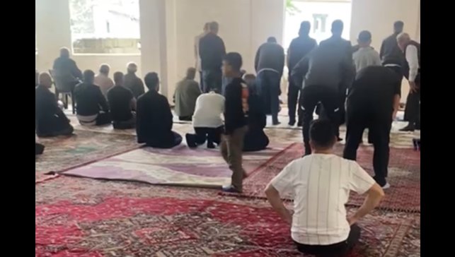 10 yıl sonra ilk namaz: Yarım yamalak camide bayram coşkusu