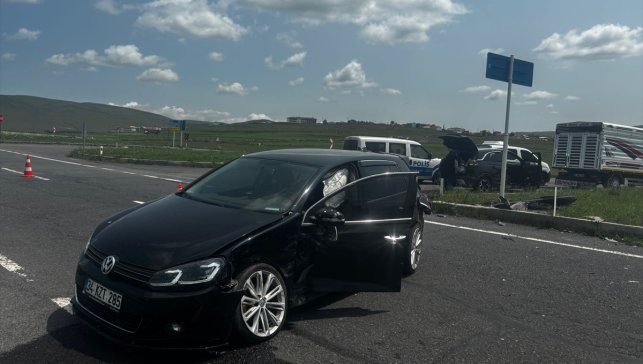 Ardahan'da iki otomobilin çarpıştığı kazada 4 kişi yaralandı