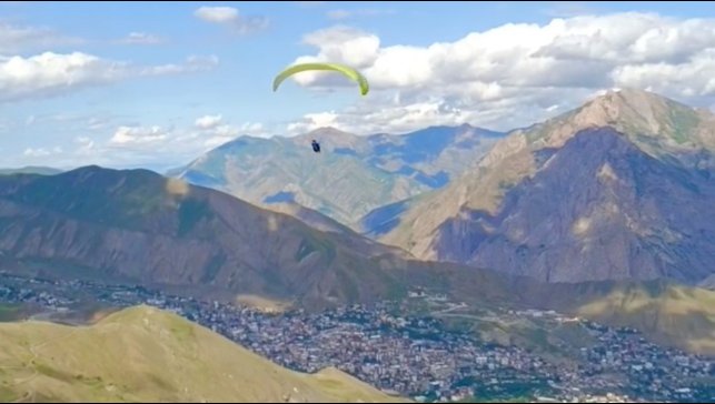 Yüksekova'nın gençleri gökyüzüyle buluşuyor: Yamaç paraşütüyle pilot olma hayali gerçek oldu