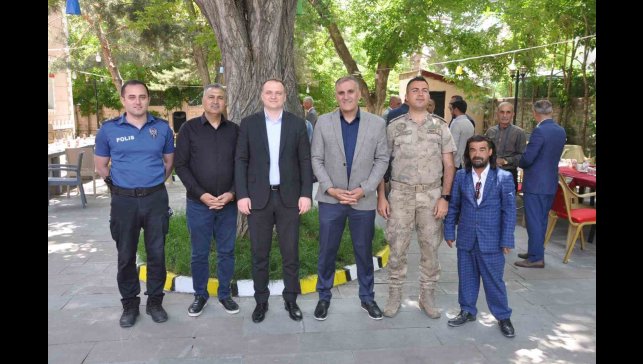 Bulanık'ta protokol halkla bayramlaştı