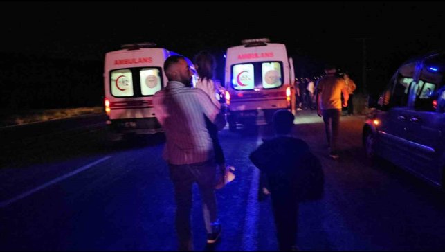 Adilcevaz'da hafif ticari araç, traktöre çarptı: 7 yaralı