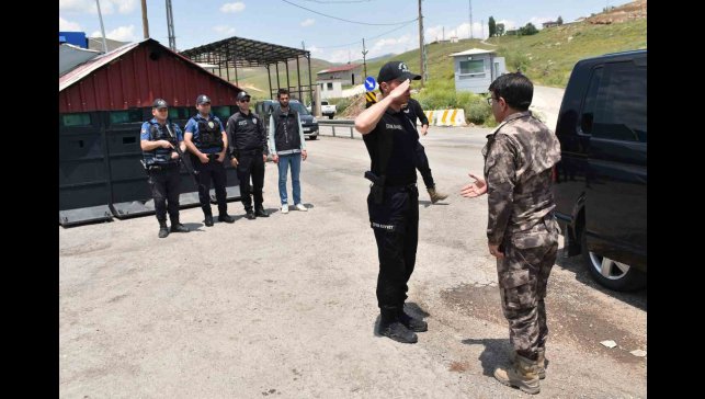 Hakkari Emniyet Müdürü Yılmaz, Yüksekova'da polislerle bir araya gelerek bayramlarını kutladı