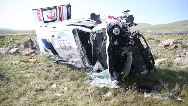 Kars'ta ambulans şarampole devrildi, 4 sağlıkçı yaralandı