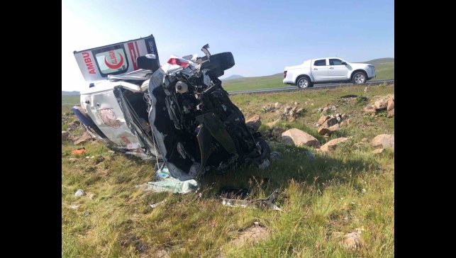 Kars'ta ambulans şarampole uçtu: 1'i doktor 4 kişi yaralandı