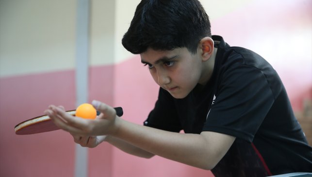 Babasının yönlendirmesiyle başladığı masa tenisinde gözünü yeni şampiyonluklara çevirdi