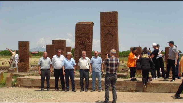 Açık hava müzesi Ahlat'ta Kurban Bayramı yoğunluğu yaşanıyor
