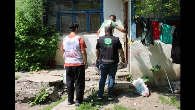 Umut Kervanı Ağrı Derneği yüzlerce aileye kurban eti dağıttı