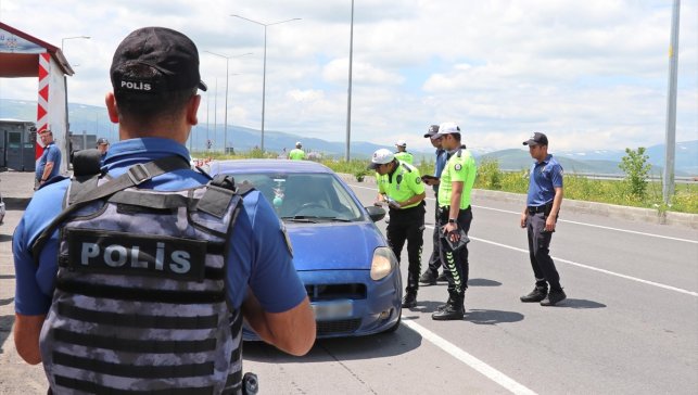 Ardahan'da trafik denetimleri sürüyor