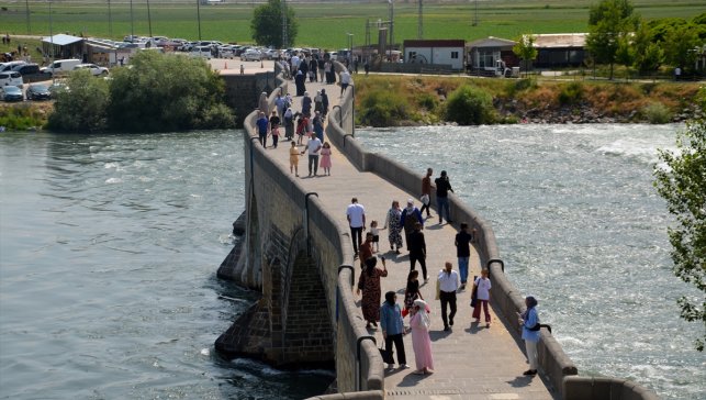 Muş'taki tarihi Murat Köprüsü'nde bayram tatili yoğunluğu