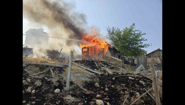 Malatya'da araç ve baraka yangını