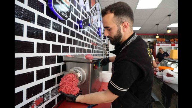 Kasapların kıyma mesaisi sürüyor