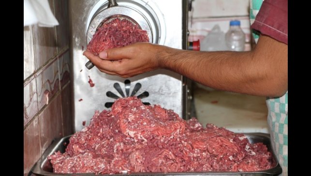 Erzincan'da kasapların kıyma mesaisi