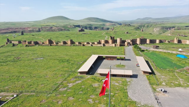 Ani Ören Yeri'ndeki surlar asırlardır ihtişamıyla ayakta duruyor