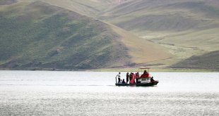 Sezonu bayramda açan Ağrı'daki doğa harikası Balık Gölü'nde yoğunluk yaşanıyor