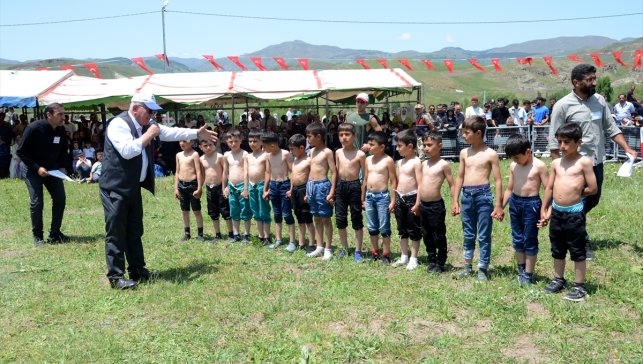 Kars'ta "110. Geleneksel Karaurgan Karakucak Güreş Şenlikleri" yapıldı