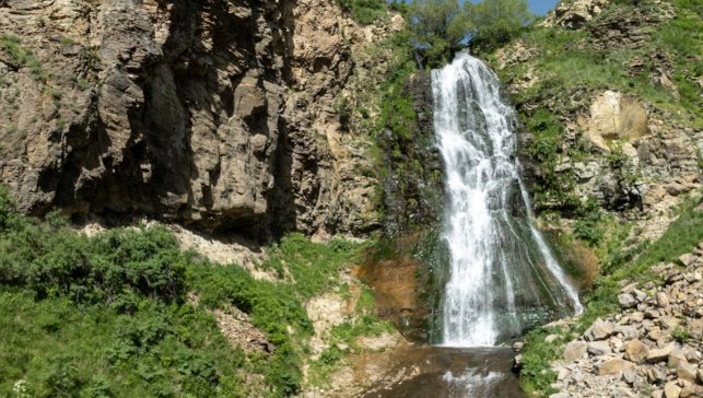 Kars'taki Susuz Şelalesi yağışlarla daha gür akıyor