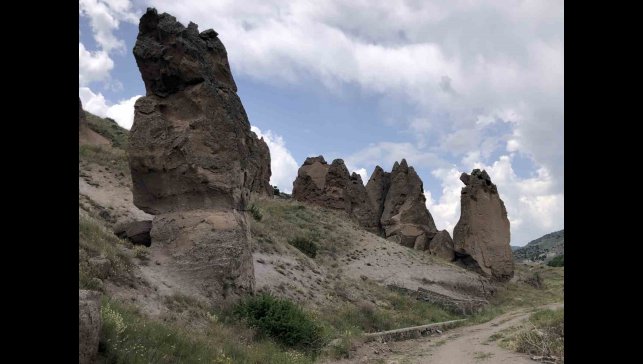 Sarıkamış'ın 'peri bacaları' görenleri kendine hayran bırakıyor.