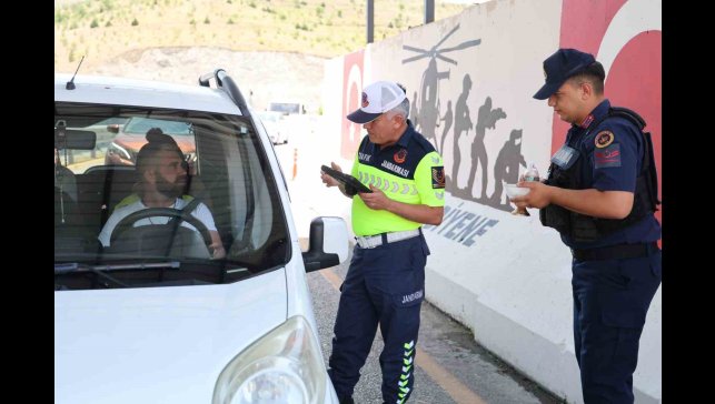 Elazığ'da jandarma ekiplerinin bayram denetimi sürüyor
