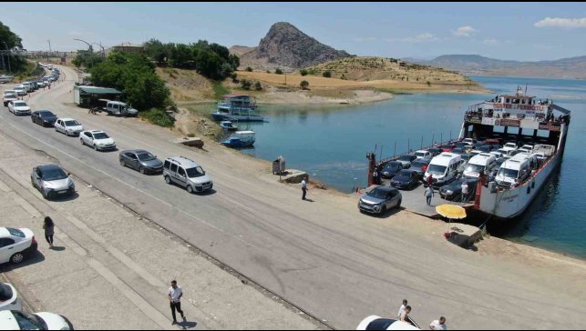 Elazığ-Pertek feribotlarında bayram yoğunluğu: Kilometrelerce kuyruk oluştu