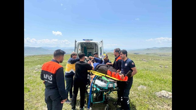 Sarıkamış'ta kayaklıklardan düşen çobanın ayağı kırıldı