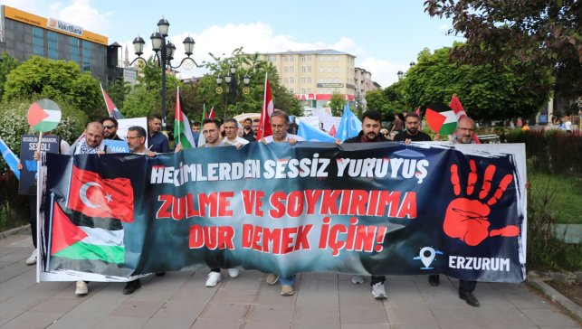 Erzurum'da sağlık çalışanları bayramda da Gazze için yürüdü
