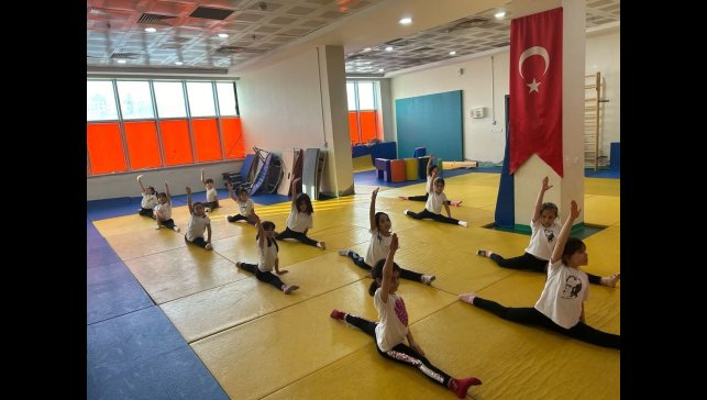Yeni Spor Salonu'nda başlayan artistik cimnastik antrenmanları yoğun ilgi görüyor